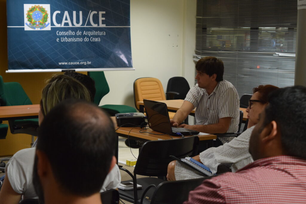 Luiz Claudio Lins, analista arquiteto, aborda conteúdos técnicos durante o curso