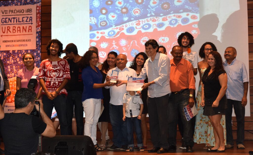Representantes da Rede Dlis, responsável pela ação vencedora do VII IAB-CE Prêmio Gentileza Urbana